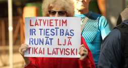 Protestē pret ieceri pagarināt Krievijas pilsoņiem latviešu valodas eksāmena kārtošanas termiņu. Protestē pret ieceri pagarināt Krievijas pilsoņiem latviešu valodas eksāmena kārtošanas termiņu.