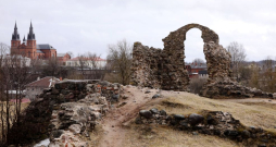 Rēzeknes pilskalns ar Livonijas ordeņa pilsdrupām un Rēzeknes Vissvētākās Jēzus Sirds Romas katoļu katedrāle.