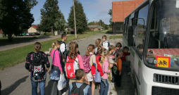Rīgas Motormuzejs aicina skolēnus savu ceļu uz skolu atainot zīmējumā un ar to piedalīties konkursā. Ilustratīvs attēls.