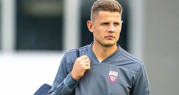Kaspars Dubra šobrīd ir spēlēm bagātākais futbolists Latvijas izlasē (58), bet iepriekšējo reizi nacionālo komandu viņš pārstāvēja teju pirms gada. Kaspars Dubra šobrīd ir spēlēm bagātākais futbolists Latvijas izlasē (58), bet iepriekšējo reizi nacionālo komandu viņš pārstāvēja teju pirms gada.
