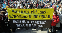 Par to, ka pēc gaidāmās indeksācijas pensiju pieaugums nebūs liels, sūrojusies arī Latvijas Pensionāru savienība. Latvijā jau tā ir liela sabiedrības nevienlīdzība un pensionāri ir tā sabiedrības daļa, kas visskaudrāk izjūt cenu celšanos. Attēlā: nabadzības pieauguma apturēšanu vecākās paaudzes iedzīvotāju vidū Latvijas pensionāri prasīja arī sapulcē Rīgas centrā pirms sešiem gadiem.