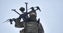 Mūsdienās bezpilota lidaparātiem ir arvien lielāka loma karadarbībā. Ukraina izmanto arī kaujas dronus, ar kuriem iespējams uzbrukt ienaidnieka infrastruktūras objektiem pat simtiem kilometru attālumā.
