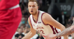 Latvijas vīriešu basketbola valstsvienības spēlētājs Artūrs Strautiņš. Latvijas vīriešu basketbola valstsvienības spēlētājs Artūrs Strautiņš.