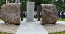 Skulpturālā ansambļa "Gaismas vārti" centrā slejas gaiša pulēta granīta kolonna, kas simbolizē gaismu. No tās uz četrām pusēm tiecas granīta plākšņu gaismas stari, kas izlaužas cauri laukakmenim un to sašķeļ četrās daļās, izveidojot četrus pilonus. Tie simboliski norādot uz četriem izglītotas nācijas stūrakmeņiem: izglītību, zinātni, kultūru un valstiskumu vai arī uz četrām debespusēm – cilvēka mūža posmiem.