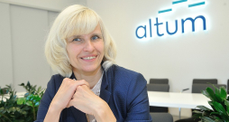 "Altum" Zemes fonda pārvaldes daļas vadītāja Ina Alksne: "Mūsu galvenais mērķis, izvērtējot reversās nomas pakalpojuma klientus, ir gūt pārliecību, ka saimniecība spēs veikt nepieciešamos nomas un zemes atpirkuma maksājumus piecu gadu periodā." "Altum" Zemes fonda pārvaldes daļas vadītāja Ina Alksne: "Mūsu galvenais mērķis, izvērtējot reversās nomas pakalpojuma klientus, ir gūt pārliecību, ka saimniecība spēs veikt nepieciešamos nomas un zemes atpirkuma maksājumus piecu gadu periodā."