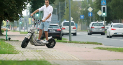 "Plānojam palielināt ražošanas un pārdošanas apjomus, kā arī sadarboties ar pēc iespējas vairākām nozarēm. Jaudas mums ir lielas, gadā varam saražot 3–5 tūkst. vienību, bet mūsu tuvākās nākotnes mērķis ir gadā saražot 10 tūkstošus skrejriteņu," saka "Global Wolf Motors" līdzīpašnieks un vadītājs Klāvs Ašmanis. "Plānojam palielināt ražošanas un pārdošanas apjomus, kā arī sadarboties ar pēc iespējas vairākām nozarēm. Jaudas mums ir lielas, gadā varam saražot 3–5 tūkst. vienību, bet mūsu tuvākās nākotnes mērķis ir gadā saražot 10 tūkstošus skrejriteņu," saka "Global Wolf Motors" līdzīpašnieks un vadītājs Klāvs Ašmanis.