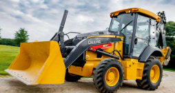 'John Deere' iekrāvējs. 'John Deere' iekrāvējs.