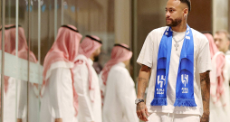 Brazīlietis Neimārs spēlēs Saūda Arābijā futbola klubā "Al Hilal", kas viņam gatava maksāt aptuveni 219 miljonus eiro gadā. Brazīlietis Neimārs spēlēs Saūda Arābijā futbola klubā "Al Hilal", kas viņam gatava maksāt aptuveni 219 miljonus eiro gadā.
