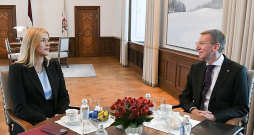 Pēc tikšanās ar Valsts prezidentu Edgaru Rinkēviču, kuram premjera kandidāte Evika Siliņa vakar iesniedza Ministru kabineta Deklarāciju un kuru iepazīstināja ar valdības sastāvu, viņa ministru kandidātus darīja arī publiski zināmus. Balsojums par uzticību valdībai paredzēts rīt. "Rezultāts ne tuvu nav ideāls, bet valstij ir vajadzīga darbotiesspējīga valdība," teica E. Rinkēvičs. Pēc tikšanās ar Valsts prezidentu Edgaru Rinkēviču, kuram premjera kandidāte Evika Siliņa vakar iesniedza Ministru kabineta Deklarāciju un kuru iepazīstināja ar valdības sastāvu, viņa ministru kandidātus darīja arī publiski zināmus. Balsojums par uzticību valdībai paredzēts rīt. "Rezultāts ne tuvu nav ideāls, bet valstij ir vajadzīga darbotiesspējīga valdība," teica E. Rinkēvičs.