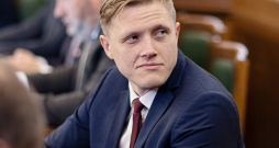 Saeimas deputāts Jānis Dombrava debatēs aizrādīja, ka grozījumu pamatojums – ka personām vajag laiku, lai mācītos, – ir apšaubāms, "ignorējot faktu, ka jau bijuši 30 gadi dzīvojot neatkarīgajā Latvijā, ignorējot faktu, ka bija viens gads, kad jau bija likums stājies spēkā, un personai jau bija pienākums apgūt valsts valodu". Saeimas deputāts Jānis Dombrava debatēs aizrādīja, ka grozījumu pamatojums – ka personām vajag laiku, lai mācītos, – ir apšaubāms, "ignorējot faktu, ka jau bijuši 30 gadi dzīvojot neatkarīgajā Latvijā, ignorējot faktu, ka bija viens gads, kad jau bija likums stājies spēkā, un personai jau bija pienākums apgūt valsts valodu".