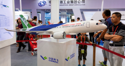 Ķīnas Komerciālo gaisa kuģu korporācijas (COMAC) viedlidmašīnas C919 modelis Ķīnas
starptautiskajā augsto tehnoloģiju izstādē. Ķīnas Komerciālo gaisa kuģu korporācijas (COMAC) viedlidmašīnas C919 modelis Ķīnas
starptautiskajā augsto tehnoloģiju izstādē.