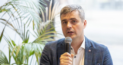 Bankas "Citadele" Privātpersonu apkalpošanas direkcijas vadītājs Jānis Mūrnieks: "Strauji augot būvniecības izdevumiem, jaunbūvju platības samazinās. Aizvadītā pusotra gada laikā privātmāju būvniecībai visbiežāk pievēršas divu cilvēku ģimenes bez apgādājamiem, izvēloties būvēt ļoti kompaktas mājas ap 60 kvadrātmetru platībā un aizņemoties aptuveni 90 000 eiro." Bankas "Citadele" Privātpersonu apkalpošanas direkcijas vadītājs Jānis Mūrnieks: "Strauji augot būvniecības izdevumiem, jaunbūvju platības samazinās. Aizvadītā pusotra gada laikā privātmāju būvniecībai visbiežāk pievēršas divu cilvēku ģimenes bez apgādājamiem, izvēloties būvēt ļoti kompaktas mājas ap 60 kvadrātmetru platībā un aizņemoties aptuveni 90 000 eiro."