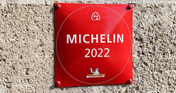 Pie ēkas izvietota norāde, ka tur atrodams "Michelin Guide" restorānu ceļvedī ietverts restorāns. Foto no Bordo pilsētas Francijā.