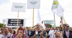Ungārijas lauksaimnieki Zāhoņā protestē pret Eiropas Komisijas lēmumu izbeigt Ukrainas labības importa aizliegumu. Ungārijas lauksaimnieki Zāhoņā protestē pret Eiropas Komisijas lēmumu izbeigt Ukrainas labības importa aizliegumu.
