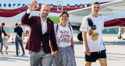 Artūrs Visockis-Rubenis pēc Pasaules kausa atgriežoties mājās – ar sievu Amandu un dēlu, 18 gadus veco kluba "Liepāja" basketbolistu Adrianu. Artūrs Visockis-Rubenis pēc Pasaules kausa atgriežoties mājās – ar sievu Amandu un dēlu, 18 gadus veco kluba "Liepāja" basketbolistu Adrianu.