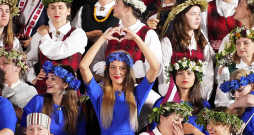 Tradīcijas 150 gadiem veltītie Dziesmu un deju svētki šovasar bija patiesa latviešu tautas pārliecības un vienotības manifestācija. Tradīcijas 150 gadiem veltītie Dziesmu un deju svētki šovasar bija patiesa latviešu tautas pārliecības un vienotības manifestācija.