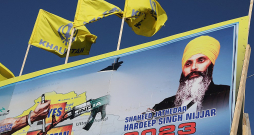 Sikhu aktīvista Hardīpa Singa Nidžara slepkavība izraisījusi diplomātisku spriedzi Kanādas un Indijas attiecībās. Sikhu aktīvista Hardīpa Singa Nidžara slepkavība izraisījusi diplomātisku spriedzi Kanādas un Indijas attiecībās.