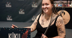 Kūku konkursa uzvarētāja Olga Frolova-Družiņina ar savu medus kūku.