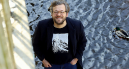 Valters Sīlis: "Lugas autora piegājiens – ļaut lasītājam un vēlāk izrādes skatītājam piedalīties procesā – ir ļoti īpašs, tādu nekur citur neesmu pieredzējis." Valters Sīlis: "Lugas autora piegājiens – ļaut lasītājam un vēlāk izrādes skatītājam piedalīties procesā – ir ļoti īpašs, tādu nekur citur neesmu pieredzējis."