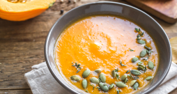 Ķirbju zupa ar grauzdētām ķirbju sēklām Ķirbju zupa ar grauzdētām ķirbju sēklām