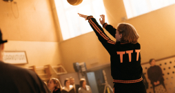 Kadrs no Dzintara Dreiberga filmas par basketbola komandu "TTT". Kadrs no Dzintara Dreiberga filmas par basketbola komandu "TTT".
