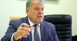 Gints Kaminskis: "Šobrīd vietēja vara tiešām ir attālinājusies. Pēc administratīvi teritoriālās reformas pašvaldības joprojām nav iegājušas normālā ritmā." Gints Kaminskis: "Šobrīd vietēja vara tiešām ir attālinājusies. Pēc administratīvi teritoriālās reformas pašvaldības joprojām nav iegājušas normālā ritmā."