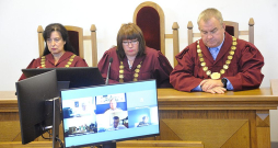 Tiesneses Signe Kalniņa, Sandra Amola un tiesnesis Valdis Vazdiķis vakar apgabaltiesā Rīgā, Abrenes ielā, paziņoja spriedumu. Apsūdzētie citi lietas dalībnieki spriedumu klausījās attālināti – Aivars Lembergs bija izvēlējies Kurzemes rajona tiesas zāli Ventspilī. Tiesneses Signe Kalniņa, Sandra Amola un tiesnesis Valdis Vazdiķis vakar apgabaltiesā Rīgā, Abrenes ielā, paziņoja spriedumu. Apsūdzētie citi lietas dalībnieki spriedumu klausījās attālināti – Aivars Lembergs bija izvēlējies Kurzemes rajona tiesas zāli Ventspilī.