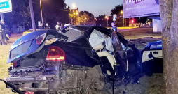 Automobilis, uzbraucot ietvei, kā uz tramplīna uzlidojis gaisā un taranējis masīvo vides reklāmas stendu.