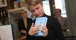 Zanes Nuts grāmatas "Praktiskā kokvilna" atvēršana. Zanes Nuts grāmatas "Praktiskā kokvilna" atvēršana.