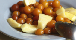 Patisona un skābo plūmju kompots. Patisona un skābo plūmju kompots.