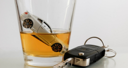 Latvijā joprojām daudzi autovadītāji brauc reibumā, un daļai šoferu domāšanu nemaina arī tas, ka dzērājšoferim var konfiscēt auto vai ielikt viņu cietumā.