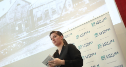 Linda Vorpe savas grāmatas "Viņpus upes. Abrene atmiņu stāstos" atvēršanas svētkos.
