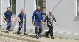 Policisti apsūdzēto Rolandu Dišleru ved uz tiesu Talsos.