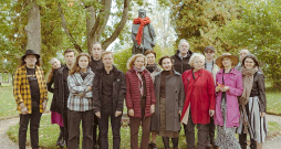 Multimediju performanci "Dzejas detektīvi" izveidojusi literāte un literatūrzinātniece Sandra Ratniece (centrā) kopā ar domubiedriem. Multimediju performanci "Dzejas detektīvi" izveidojusi literāte un literatūrzinātniece Sandra Ratniece (centrā) kopā ar domubiedriem.