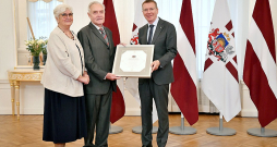 Uldis Dumpis ar dzīvesbiedri Dainu Dumpi Rīgas pilī saņemot apsveikumus no Valsts prezidenta Edgara Rinkēviča. Uldis Dumpis ar dzīvesbiedri Dainu Dumpi Rīgas pilī saņemot apsveikumus no Valsts prezidenta Edgara Rinkēviča.