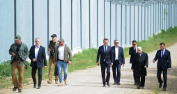 Polijā valdošās partijas "Likums un taisnīgums" līderis Jaroslavs Kačiņskis (otrais no labās) kopā ar citām amatpersonām apmeklē žogu, kas uzbūvēts pie robežas ar Baltkrieviju. Valdošās partijas politiķi priekšvēlēšanu kampaņā attēlo sevi kā vienīgo spēku, kas spējīgs parūpēties par Polijas drošību. Polijā valdošās partijas "Likums un taisnīgums" līderis Jaroslavs Kačiņskis (otrais no labās) kopā ar citām amatpersonām apmeklē žogu, kas uzbūvēts pie robežas ar Baltkrieviju. Valdošās partijas politiķi priekšvēlēšanu kampaņā attēlo sevi kā vienīgo spēku, kas spējīgs parūpēties par Polijas drošību.