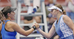 Aļona Ostapenko (no labās) Pekinas turnīra ceturtdaļfinālā ļoti pārliecinoši pārspēja planētas ceturto raketi Džesiku Pegulu. Aļona Ostapenko (no labās) Pekinas turnīra ceturtdaļfinālā ļoti pārliecinoši pārspēja planētas ceturto raketi Džesiku Pegulu.