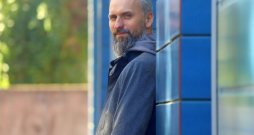 Latviešu mūziķis,  dūdu un bungu grupas “Auļi” grupas līderis dūdinieks Kaspars Bārbals.