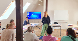 Ērika Pičukāne, mācot latviešu valodu cittautiešiem, nodarbībās
cenšas radīt vieglu un patīkamu gaisotni, lai valodas apguvi
nenāktos uztvert kā smagu darbu