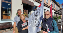 Vecpilsētas uzņemšanu UNESCO Pasaules mantojuma sarakstā svin visa Kuldīga, arī arhitekti (no kreisās) Aldis un Anita Orniņi un Aivars
Brencis. Vecpilsētas uzņemšanu UNESCO Pasaules mantojuma sarakstā svin visa Kuldīga, arī arhitekti (no kreisās) Aldis un Anita Orniņi un Aivars
Brencis.