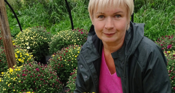 Jelgavas dārzniecības "Ievziedi un stādi" īpašniece Ieva Buša. Jelgavas dārzniecības "Ievziedi un stādi" īpašniece Ieva Buša.