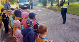 Salaspils novads ir viena no tām pašvaldībām, kurai ir sava policija. Attēlā: Salaspils pašvaldības policijas darbinieki septembrī viesojās pie pirmsskolas izglītības iestādes "Atvasīte" bērniem, ar kuriem pārrunāja drošības noteikumus uz ielas.