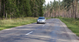 Viens pats uz tukša ceļa. Kas viņu pierunās nebraukt ātrāk par 90 km/h?