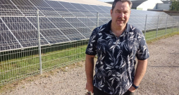"Pie halles ar saules paneļu uzstādīšanu vairs nevaram izvērsties, jumtam neķersimies klāt, jo tas nav paredzēts, lai krautu papildu lietas, turklāt tad būtu grūtāk ziemā tīrīt," spriež Ēriks Miļuns. "Pie halles ar saules paneļu uzstādīšanu vairs nevaram izvērsties, jumtam neķersimies klāt, jo tas nav paredzēts, lai krautu papildu lietas, turklāt tad būtu grūtāk ziemā tīrīt," spriež Ēriks Miļuns.