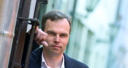 Gatis Krūmiņš, vēsturnieks, Dr.hist. Vidzemes Augstskola (Valmiera) rektors, asociētais profesors, biogrāfiju apkopojuma "Latvijas Republikas dibinātāji un atjaunotāji" līdzautors. Gatis Krūmiņš, vēsturnieks, Dr.hist. Vidzemes Augstskola (Valmiera) rektors, asociētais profesors, biogrāfiju apkopojuma "Latvijas Republikas dibinātāji un atjaunotāji" līdzautors.