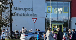 Skolēnu un darbinieku evakuācija bija izsludināta arī Mārupes pamatskolā. Skolēnu un darbinieku evakuācija bija izsludināta arī Mārupes pamatskolā.