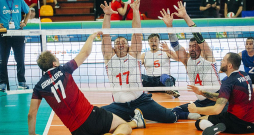 Vjačeslavs Grimailovs uzbrukumā Latvijas uzvarā pār Serbijas sēdvolejbolistiem.