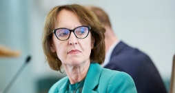 Vides aizsardzības un reģionālās attīstības ministre Inga Bērziņa, kuru pašvaldību vadītāji iepazīstināja ar kopējo finanšu situāciju novados un pilsētās, solīja, ka Finanšu ministrija meklē risinājumu, lai palīdzētu pašvaldībām ar zemākiem prognozētajiem ieņēmumiem. Vides aizsardzības un reģionālās attīstības ministre Inga Bērziņa, kuru pašvaldību vadītāji iepazīstināja ar kopējo finanšu situāciju novados un pilsētās, solīja, ka Finanšu ministrija meklē risinājumu, lai palīdzētu pašvaldībām ar zemākiem prognozētajiem ieņēmumiem.