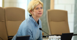 Izglītības un zinātnes ministre Anda Čakša nesen pauda, ka vardarbīgo bērnu var turpināt apmācīt skolā, bet atsevišķi no citiem. Izglītības un zinātnes ministre Anda Čakša nesen pauda, ka vardarbīgo bērnu var turpināt apmācīt skolā, bet atsevišķi no citiem.
