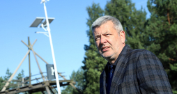 "Diemžēl Pāvilostas piekrastē uzstādītie vēja mikroģeneratori nav gana jaudīgi un savu tiešo funkciju pilnībā vairs nepilda, tāpēc, lai nodrošinātu nepārtrauktu apgaismojumu un informācijas stendu darbību, pašvaldība tiem ir pieslēgusi elektroenerģijas padevi no tīkla," pieredzē dalās Sakas pagasta un Pāvilostas pilsētas apvienības pārvaldes vadītājs Artis Rimma. "Diemžēl Pāvilostas piekrastē uzstādītie vēja mikroģeneratori nav gana jaudīgi un savu tiešo funkciju pilnībā vairs nepilda, tāpēc, lai nodrošinātu nepārtrauktu apgaismojumu un informācijas stendu darbību, pašvaldība tiem ir pieslēgusi elektroenerģijas padevi no tīkla," pieredzē dalās Sakas pagasta un Pāvilostas pilsētas apvienības pārvaldes vadītājs Artis Rimma.